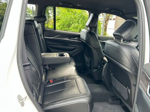 Certified 2024 Jeep Grand Cherokee Limited w/ Black Appearance Package image 40