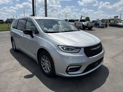 Used 2024 Chrysler Pacifica Touring-L FWD image 15
