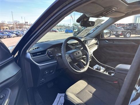 Used 2023 Jeep Grand Cherokee Laredo w/ Luxury Tech Group I image 13