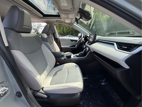 Used 2021 Toyota RAV4 XLE Premium AWD/4WD image 41