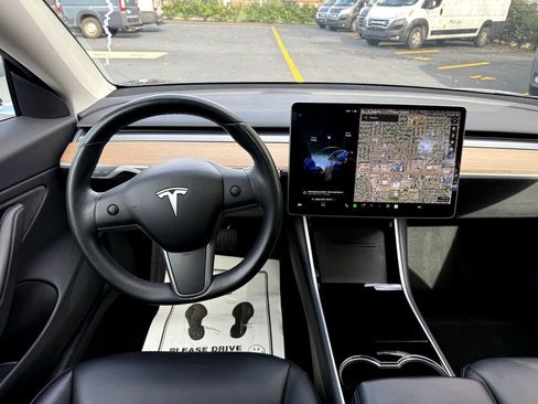 Used 2018 Tesla Model 3 Long Range image 16
