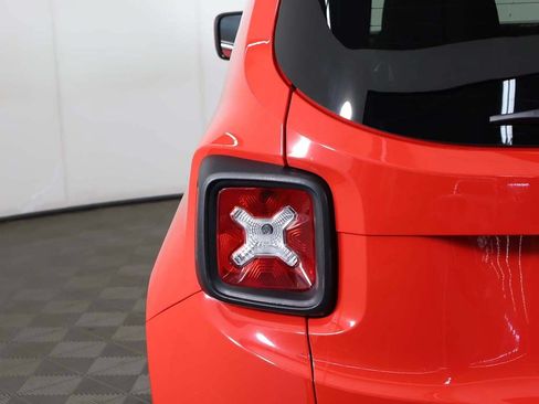 Used 2019 Jeep Renegade Latitude w/ Cold Weather Group AWD/4WD image 13