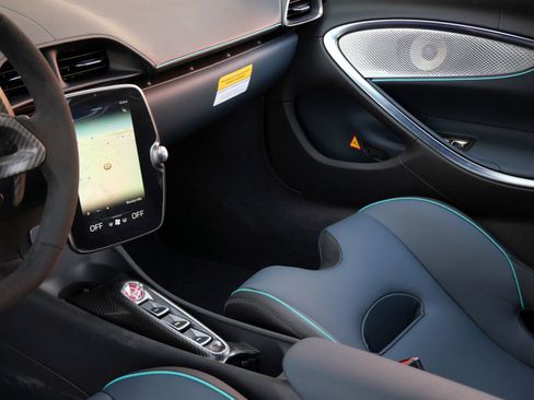 Used 2024 McLaren Artura RWD image 17
