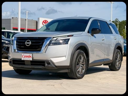 Used 2024 Nissan Pathfinder S FWD image 3