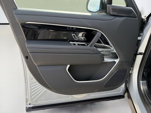 New 2025 Land Rover Range Rover SE image 25