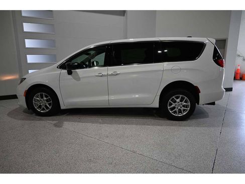 Used 2024 Chrysler Voyager LX FWD image 9