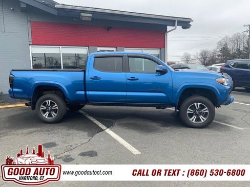 Used 2017 Toyota Tacoma TRD Sport AWD/4WD image 4