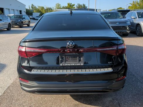 Certified 2025 Volkswagen Jetta SE FWD image 4