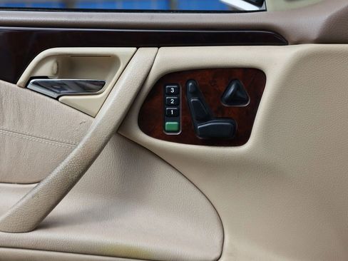 Used 2000 Mercedes-Benz E 320 4MATIC Sedan image 39