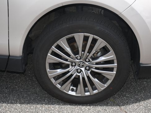 Certified 2023 Toyota Venza XLE image 22