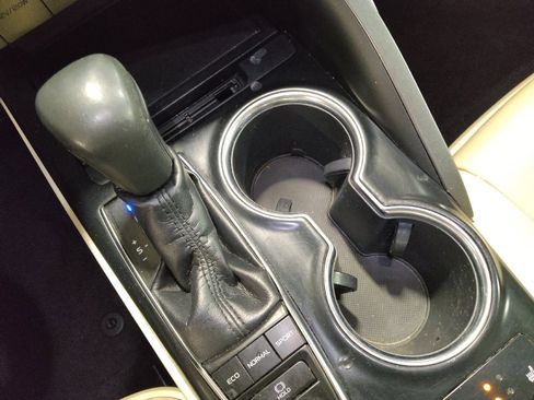 Used 2018 Toyota Camry XLE image 26