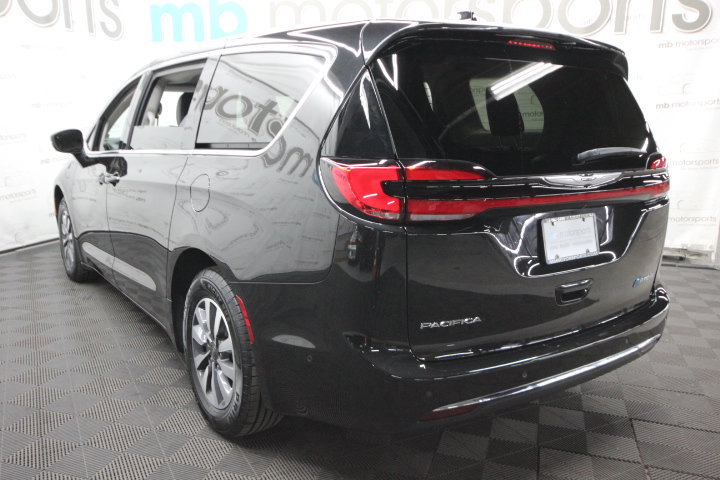 Used 2023 Chrysler Pacifica Touring-L FWD image 4