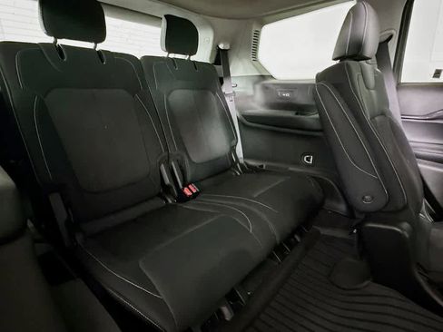 Used 2022 Jeep Grand Cherokee L Laredo w/ Luxury Tech Group I AWD/4WD image 30
