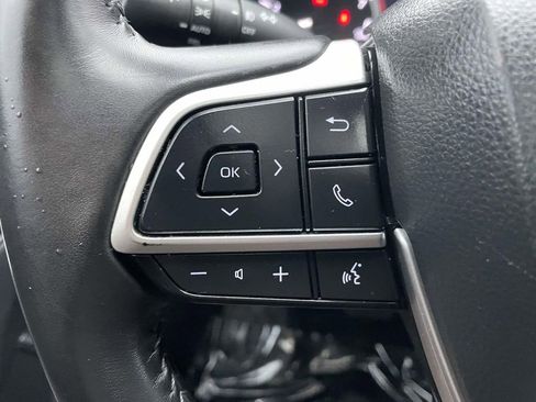 Used 2024 Toyota Highlander XLE image 33