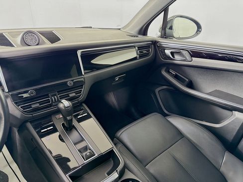 Certified 2023 Porsche Macan AWD/4WD image 23