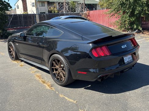 Used 2017 Ford Mustang GT RWD image 5