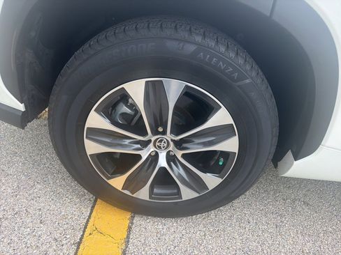 Used 2020 Toyota Highlander XLE image 12