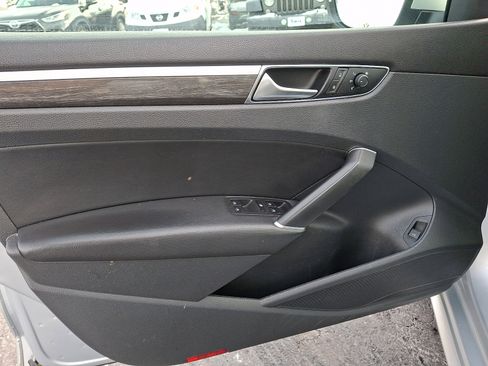 Used 2018 Volkswagen Passat 2.0T SE image 12