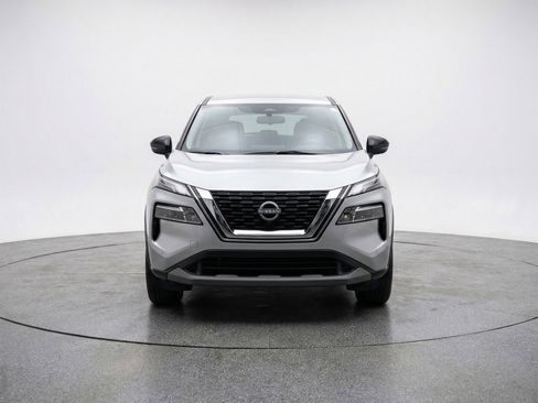 Used 2025 Nissan Rogue SV image 2