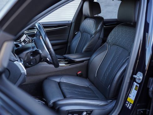 Used 2023 BMW M550i xDrive w/ Dynamic Handling Package image 21