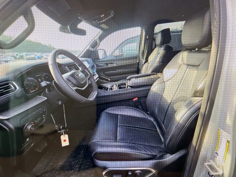 Used 2024 Jeep Wagoneer L Series II w/ Flexible Seating Group image 6