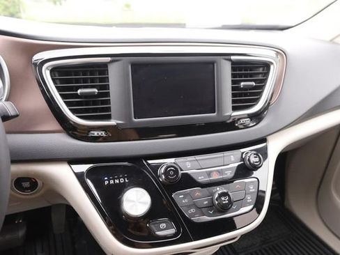 Used 2022 Chrysler Voyager LX FWD image 19