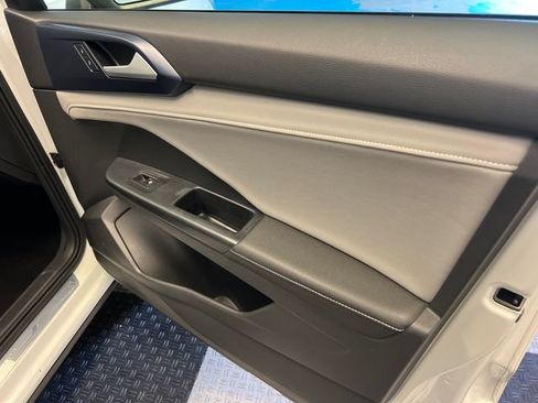 Certified 2024 Volkswagen Taos SE FWD image 11