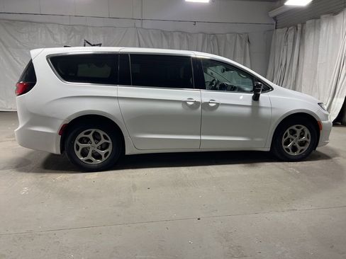 Used 2024 Chrysler Pacifica Limited image 8
