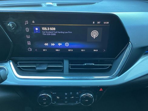 Used 2025 Chevrolet Trax LT w/ LT Convenience Package image 10