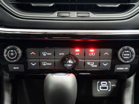 Used 2026 Jeep Compass Latitude image 12