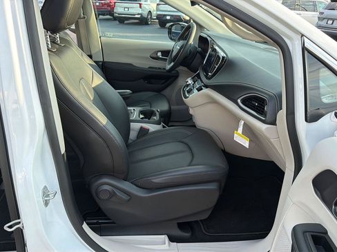 Used 2024 Chrysler Pacifica Limited FWD image 12