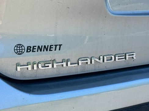 Used 2024 Toyota Highlander LE AWD/4WD image 17