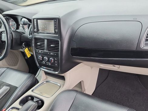 Used 2019 Dodge Grand Caravan SXT image 19
