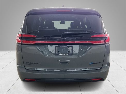 Used 2022 Chrysler Pacifica Touring-L w/ S Appearance Package image 6