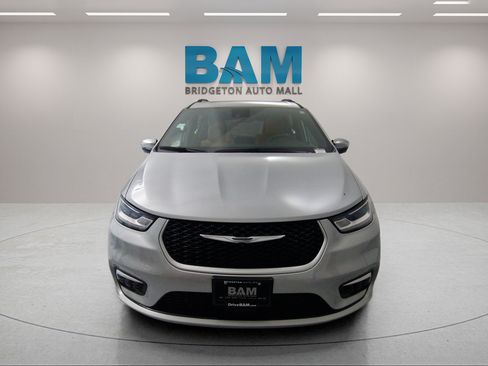Used 2023 Chrysler Pacifica Pinnacle FWD image 31