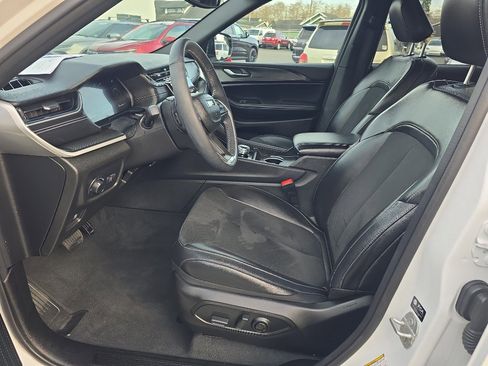 Used 2024 Jeep Grand Cherokee Altitude image 16