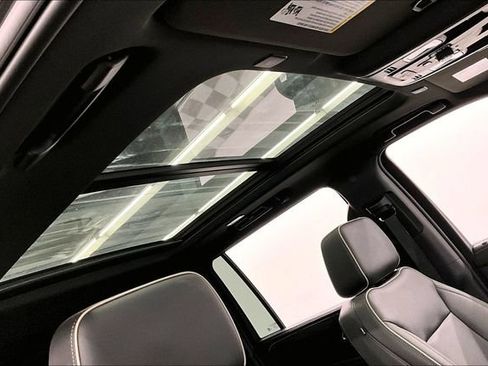 Used 2023 GMC Yukon XL SLT w/ SLT Premium Package image 20