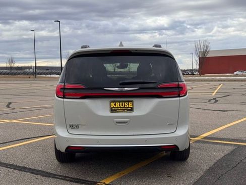 Used 2021 Chrysler Pacifica Touring w/ Uconnect Theater Family Group image 30