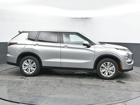 Used 2025 Mitsubishi Outlander ES image 11