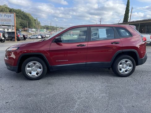 Used 2017 Jeep Cherokee Sport image 2