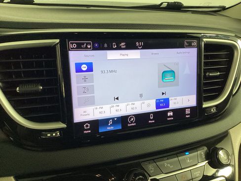 Used 2023 Chrysler Pacifica Touring-L FWD image 27