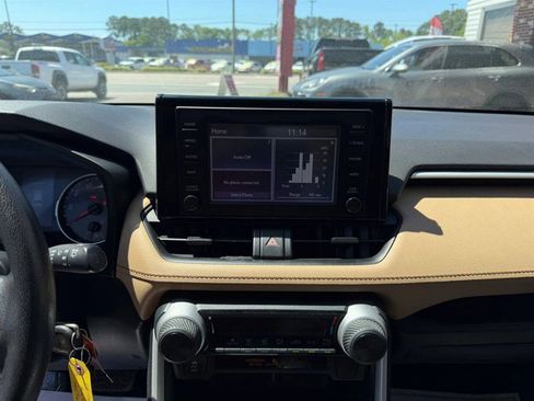 Used 2019 Toyota RAV4 LE FWD image 12