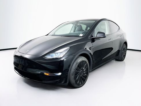 Used 2024 Tesla Model Y Long Range image 3