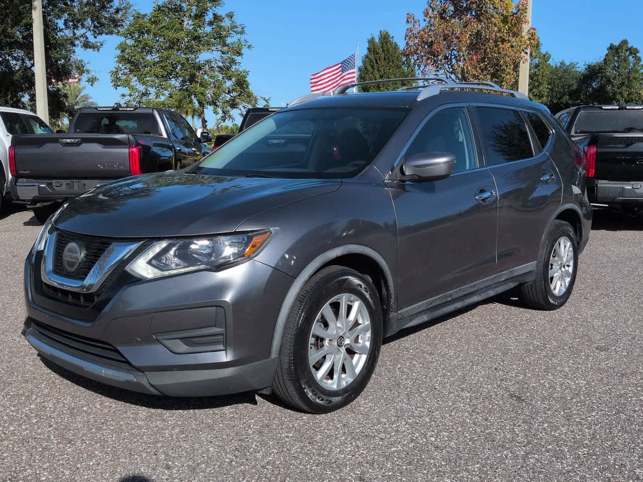 Used 2018 Nissan Rogue SV FWD image 2