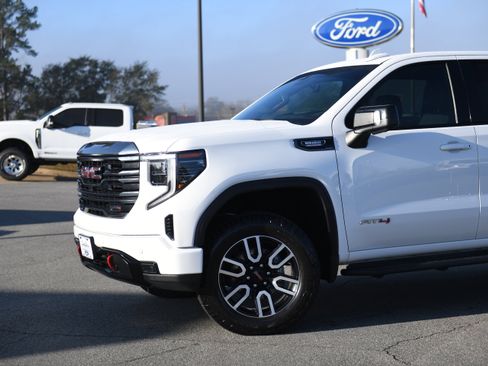 Used 2024 GMC Sierra 1500 AT4 w/ Technology Package image 3