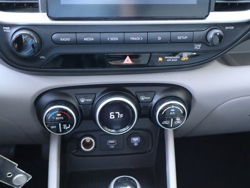 Used 2021 Hyundai Venue SEL FWD image 27