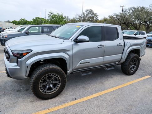 Used 2025 Toyota Tacoma SR5 image 3