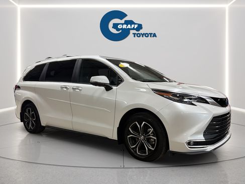 Used 2025 Toyota Sienna Platinum AWD/4WD image 5