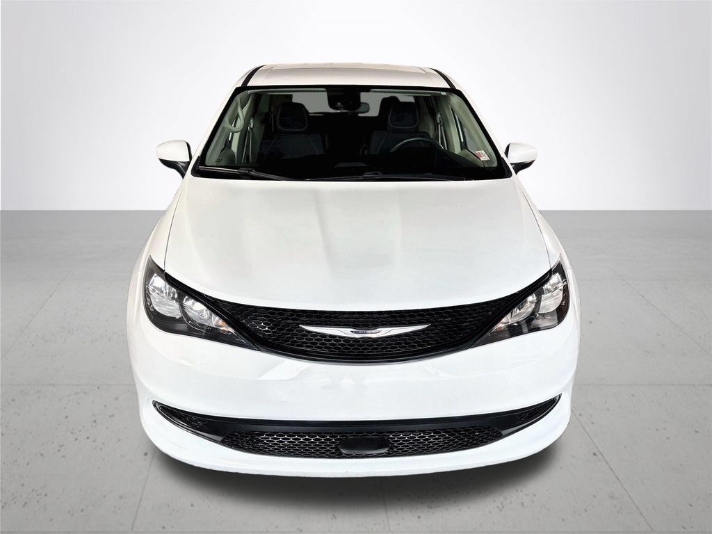 Used 2023 Chrysler Voyager LX FWD image 3