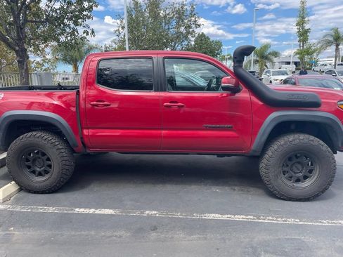 Used 2021 Toyota Tacoma TRD Off-Road w/ Technology Package AWD/4WD image 2